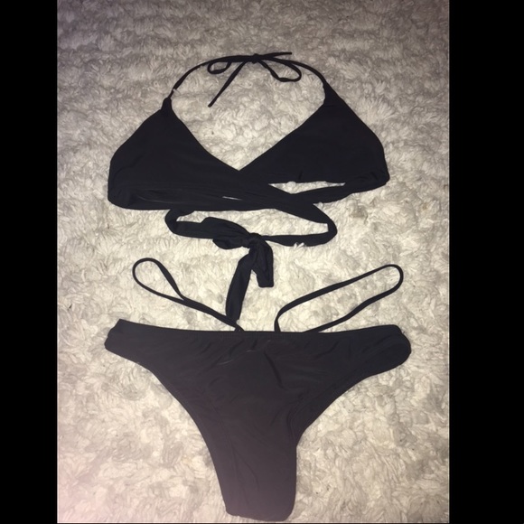 Black strapy bikini - Picture 1 of 3